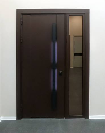 Коричневая дверь с подсветкой и стеклом